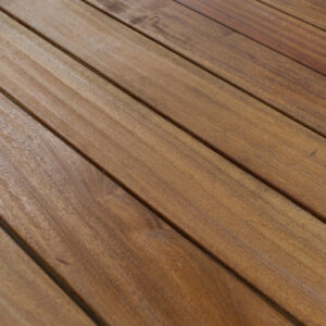 La madera cumaru se caracteriza por su olor es distintivo.